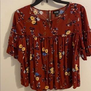 Adorable Floral Top !